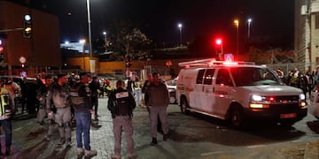 Los servicios de emergencia trabajan en la escena de un tiroteo en una sinagoga en el área de Neve Yaakov en Jerusalén.