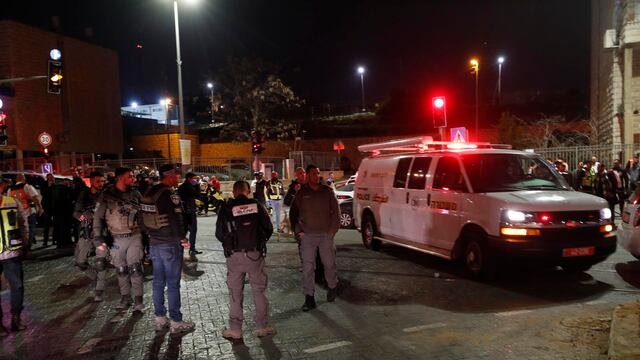 Los servicios de emergencia trabajan en la escena de un tiroteo en una sinagoga en el área de Neve Yaakov en Jerusalén.