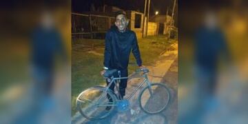 Darío Ocanto, el cadete que por la solidaridad de un vecino recuperó su bicicleta.