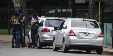 Los dos autos utilizados para la reconstrucción del ataque a balazos a Lucas González y sus amigos. Foto: Luciano Thieberger.