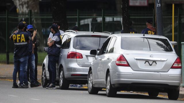 Los dos autos utilizados para la reconstrucción del ataque a balazos a Lucas González y sus amigos. Foto: Luciano Thieberger.