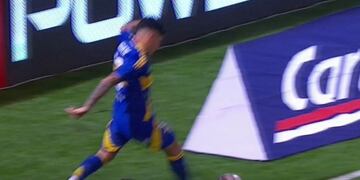 Brian Aguirre marcó el 1-0 para Boca ante Talleres, con una pelota que había salido de la cancha. Inconcebible (Captura de pantalla).