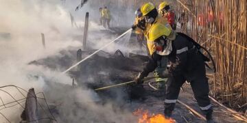 Bomberos combaten las llamas.