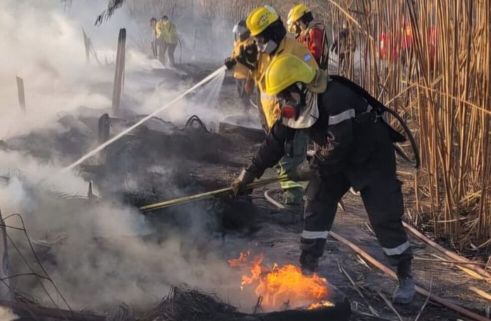 Ambato: voraz incendio amenaza el sistema eléctrico de la zona