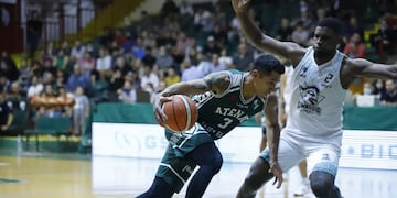 El mejicano Fabián Jaimes y toda su entrega, para una enorme victoria de Atenas (Germán Ruiz / Prensa Atenas).