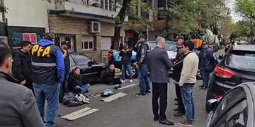 La Policía Federal en el momento de la detención de los sospechosos.