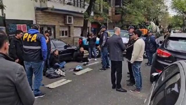 La Policía Federal en el momento de la detención de los sospechosos.