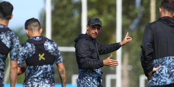 El técnico Farré habla con sus dirigidos ante del juego con Güemes. La Copa Argentina, para más adelante (Prensa Belgrano).