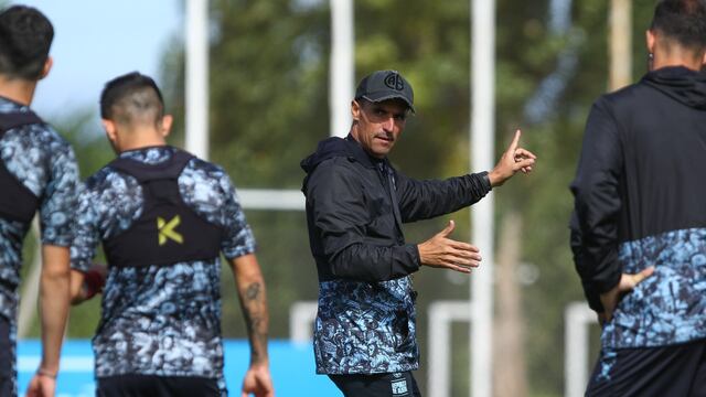 El técnico Farré habla con sus dirigidos ante del juego con Güemes. La Copa Argentina, para más adelante (Prensa Belgrano).