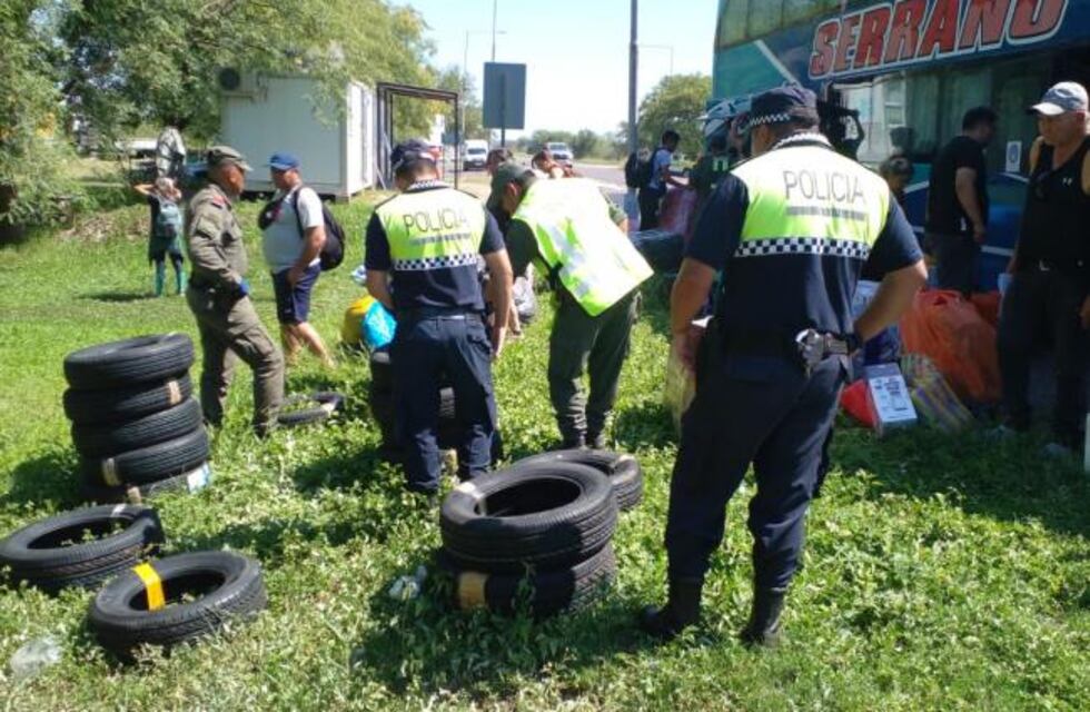 Secuestraron 16 cubiertas que eran trasladadas en un micro de pasajeros