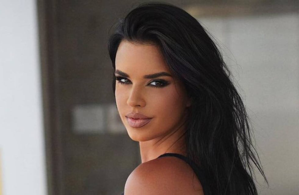 La novia del Mundial paraliza la Navidad a puro escote y sensualidad