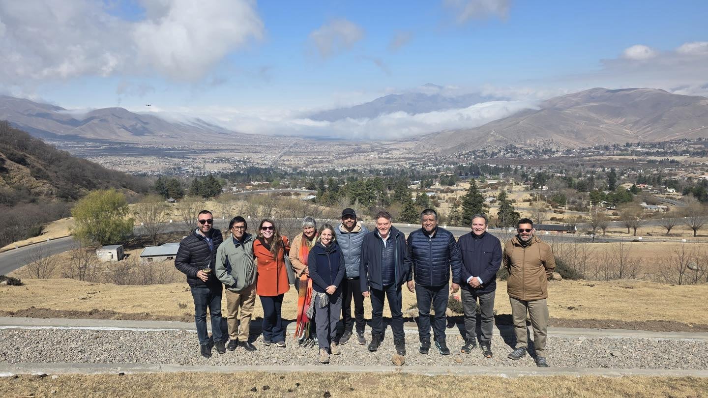 Amaya junto a distintas autoridades de Turismo y Provincia, de fondo, la imponente vista.