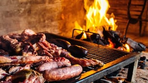 Asado, empanadas y cientos de preparaciones típicas de la comida Argentina en una fiesta patronal.