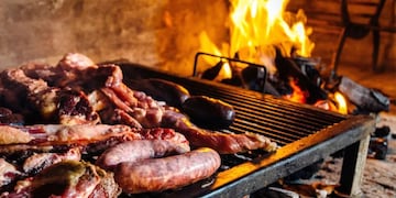 Asado, empanadas y cientos de preparaciones típicas de la comida Argentina en una fiesta patronal.