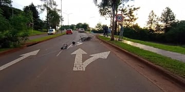 Oberá: un jubilado perdió la vida tras chocar su moto contra una palmera y un cartel.