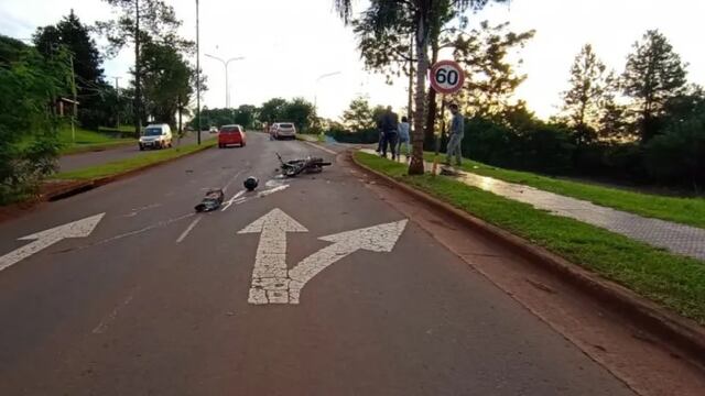 Oberá: un jubilado perdió la vida tras chocar su moto contra una palmera y un cartel.