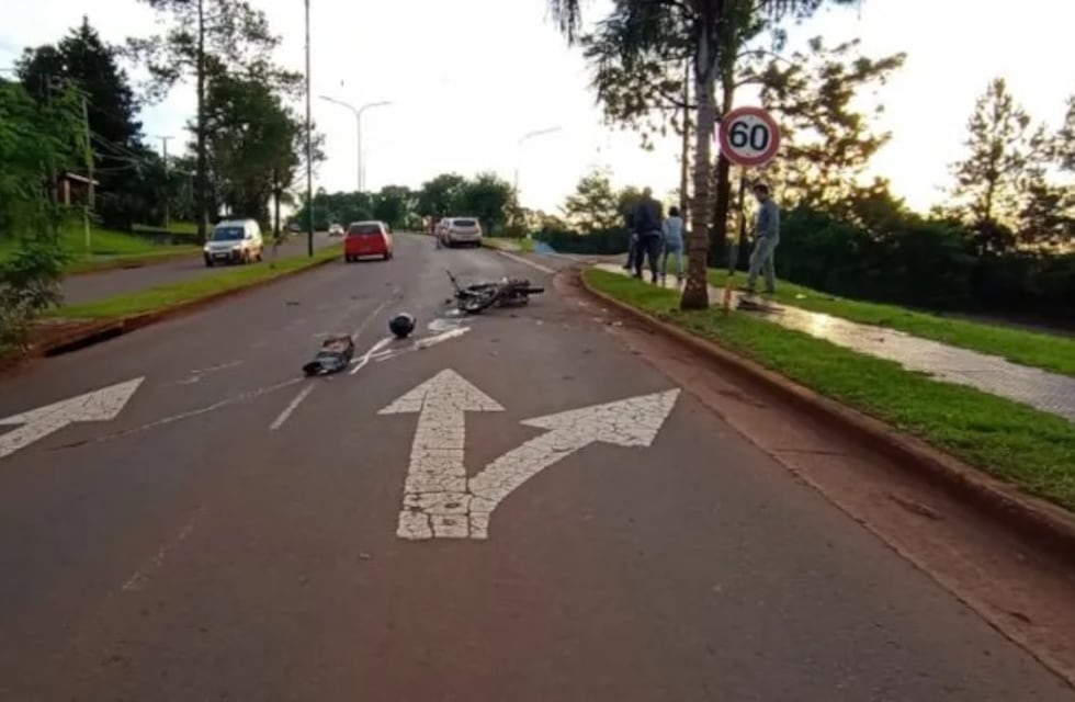 Oberá: un jubilado perdió la vida tras chocar su moto contra una palmera y un cartel