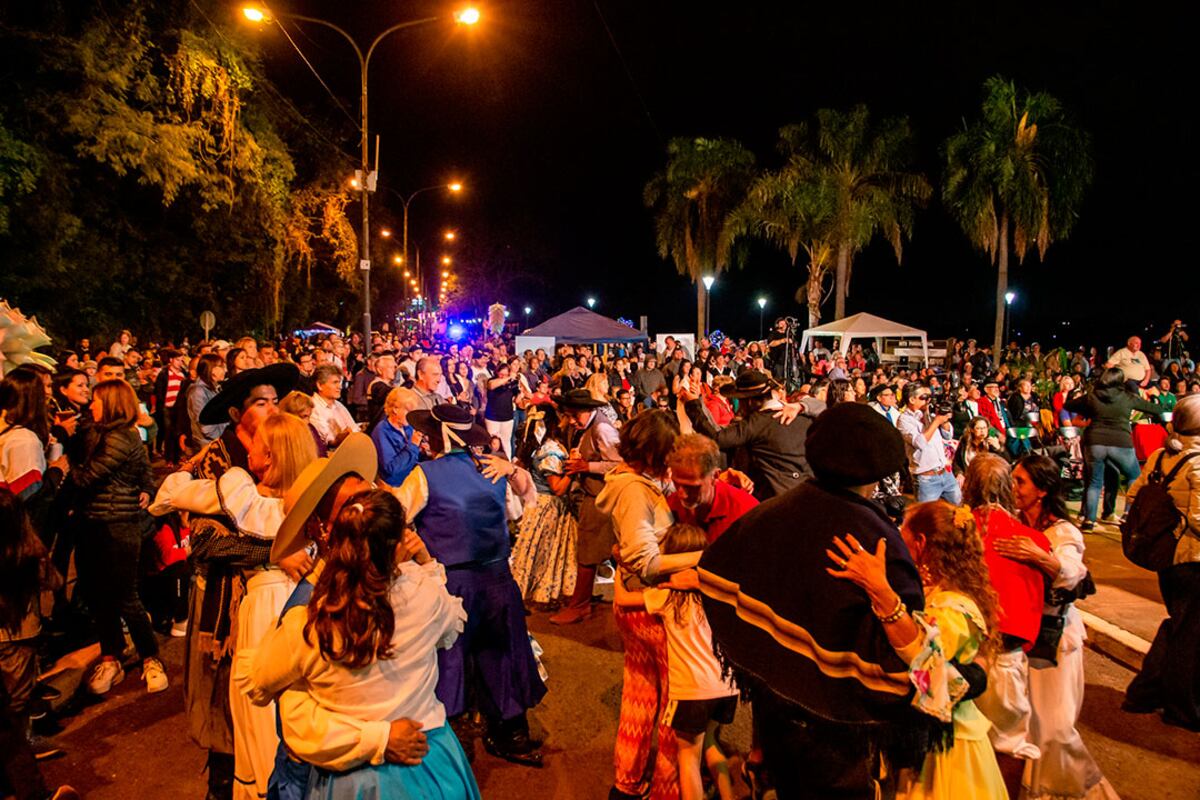 Huerta Grande: Folklore y fiesta callejera con una gran peña en el centro