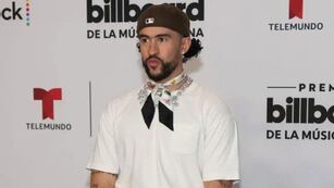 Bad Bunny ganó un premio mientras se estaba cambiando y tuvo que salir a recibirlo sin vestirse