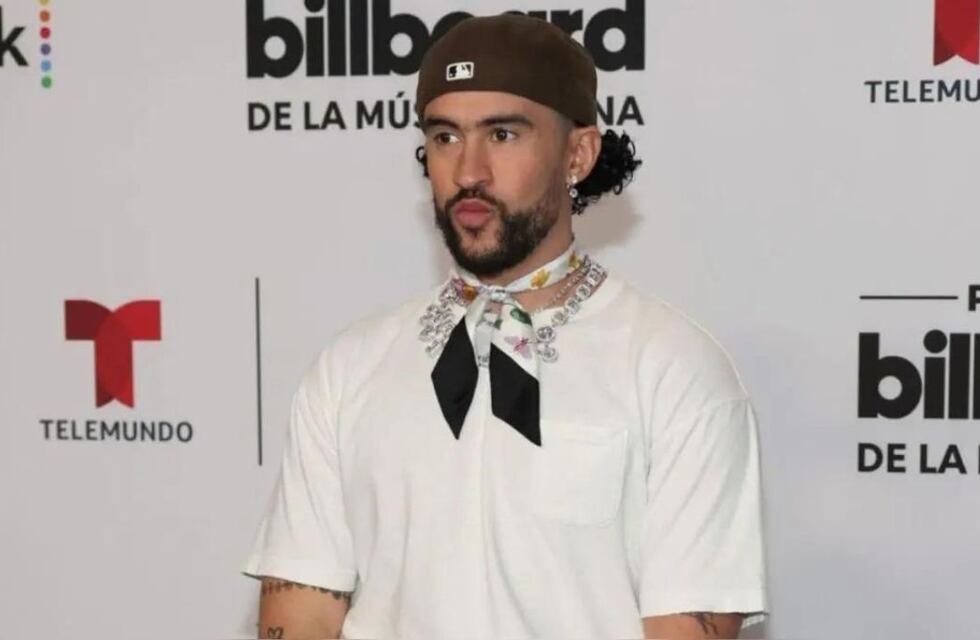 Bad Bunny ganó un premio mientras se estaba cambiando y tuvo que salir a recibirlo sin vestirse