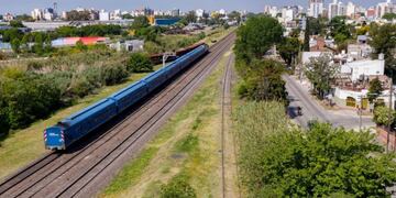 El Tren Roca embistió a una camioneta que cruzó el pasonivel con la barrera baja. Foto: Clarín.
