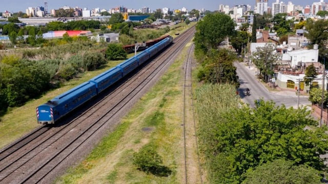 El Tren Roca embistió a una camioneta que cruzó el pasonivel con la barrera baja. Foto: Clarín.