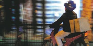 Un cadete fue a entregar un pedido, quedó trabado el timbre y el dueño de casa le disparó