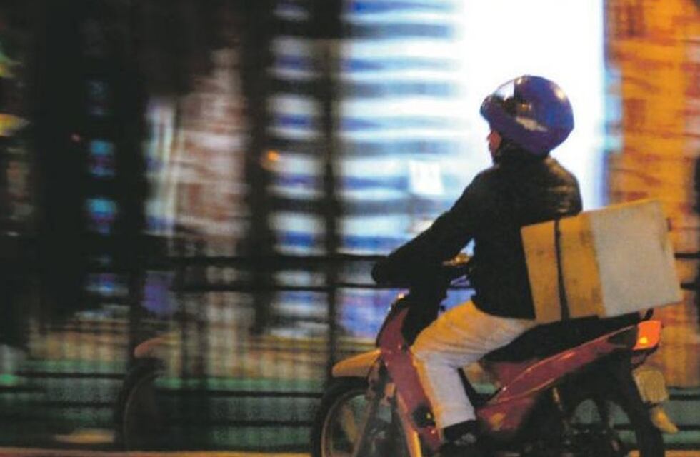 Un cadete fue a entregar un pedido, quedó trabado el timbre y el dueño de casa le disparó