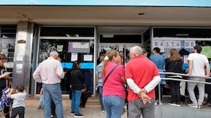 Protestas de trabajadores del ANSES (Administración Nacional de la Seguridad Social)
Las oficinas de ANSES suspendieron la atención al público y cientos de personas quedaron en la puerta porque hay asambleas de ATE por despidos de empleados públicos.
Oficina de Guaymallén
Foto: Orlando Pelichotti