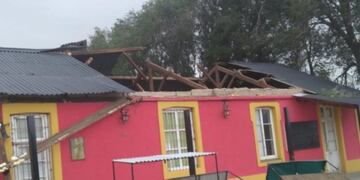 Destrozos por los fuertes vientos en San Luis.