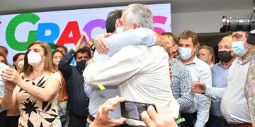 El gobernador de Jujuy Gerardo Morales, estrecha en un fuerte abrazo a su colega correntino Gustavo Valdés, al confirmarse la tendencia irreversible para la reelección de este último, en los comicios de este domingo en la provincia mesopotámica.