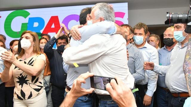 El gobernador de Jujuy Gerardo Morales, estrecha en un fuerte abrazo a su colega correntino Gustavo Valdés, al confirmarse la tendencia irreversible para la reelección de este último, en los comicios de este domingo en la provincia mesopotámica.