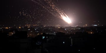 Lanzan cohetes desde la franja de Gaza hacia Israel. Después de que cientos de palestinos resultaron heridos en enfrentamientos con la policía israelí en un lugar religiosoen la  ciudad santa. Foto AP