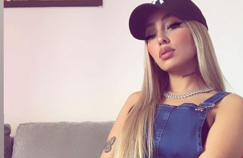 Tamara Báez posó desde un auto y con un look “total pink”, pero sus uñas se llevaron toda la atención