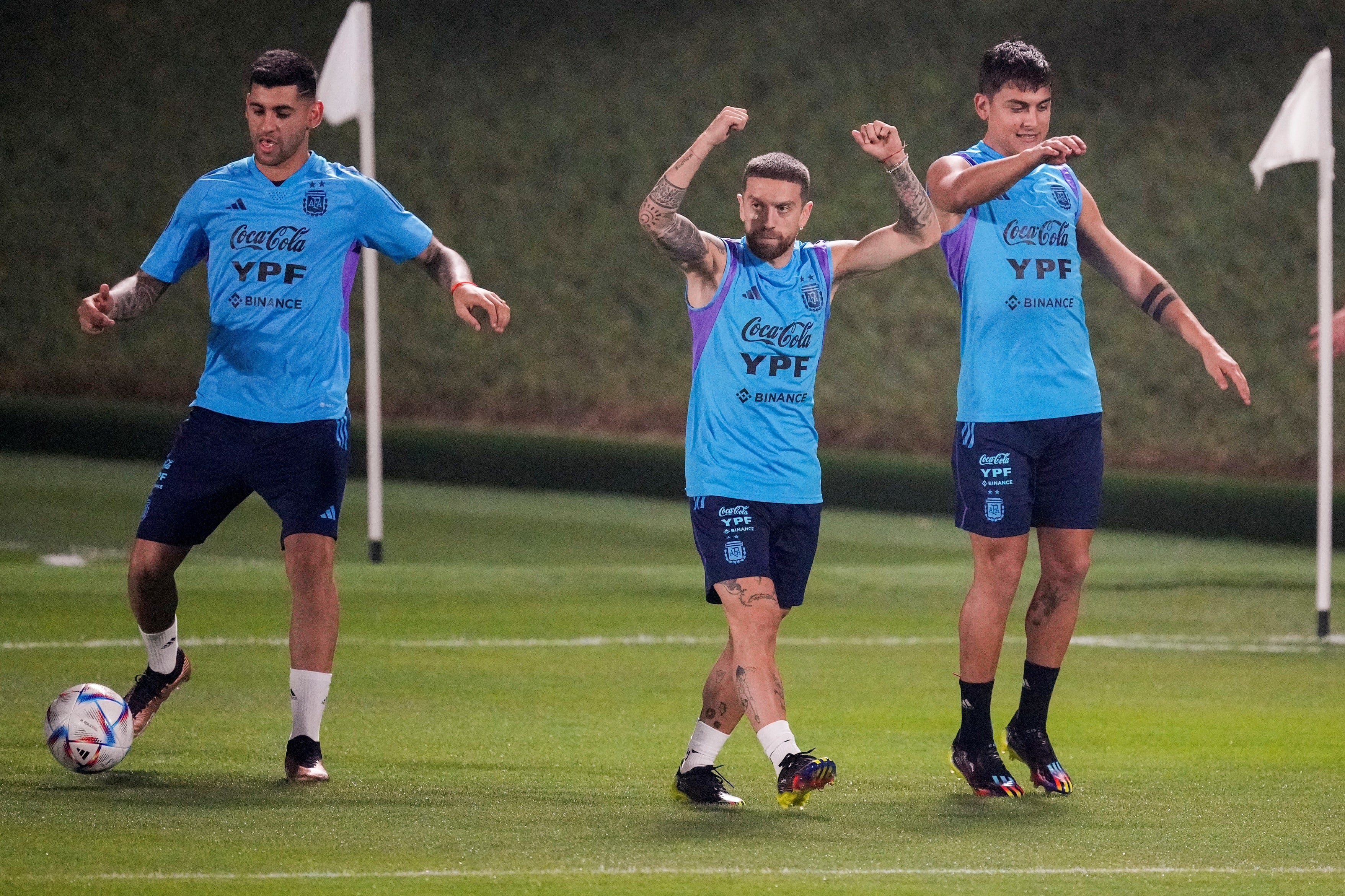 "Cuti" Romero y "Papu" Gómez serán titulares, Paulo Dybala esperará su oportunidad en el banco. (AP)