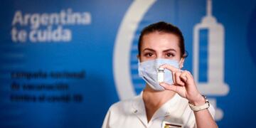Un total de 1.147.000 dosis de los componentes 1 y 2 de Sputnik V, producidas en la Argentina por Laboratorios Richmond, llegará entre hoy y mañana a las 24 jurisdicciones del país para avanzar en la aplicación de los esquemas de vacunación contra el coronavirus. (Télam)
