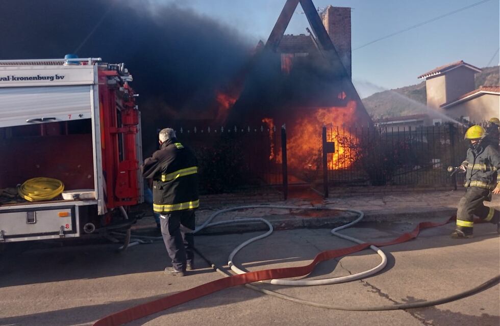 Se incendió una cabaña alpina en Carlos Paz y la familia perdió todo