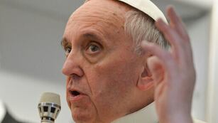 El papa Francisco a bordo del avión papal el 29 de julio del 2013. (AP foto/Luca Zennaro, Pool)