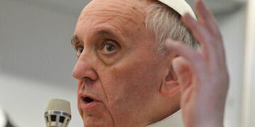 El papa Francisco a bordo del avión papal el 29 de julio del 2013. (AP foto/Luca Zennaro, Pool)