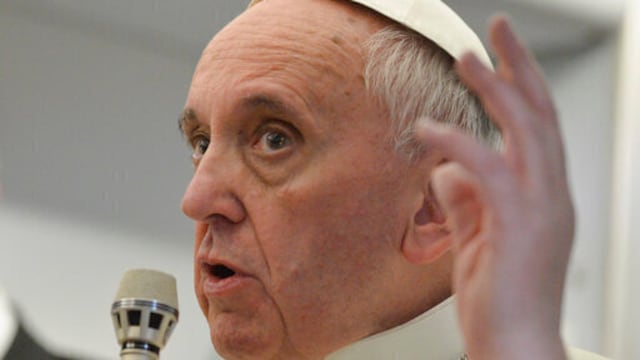 El papa Francisco a bordo del avión papal el 29 de julio del 2013. (AP foto/Luca Zennaro, Pool)