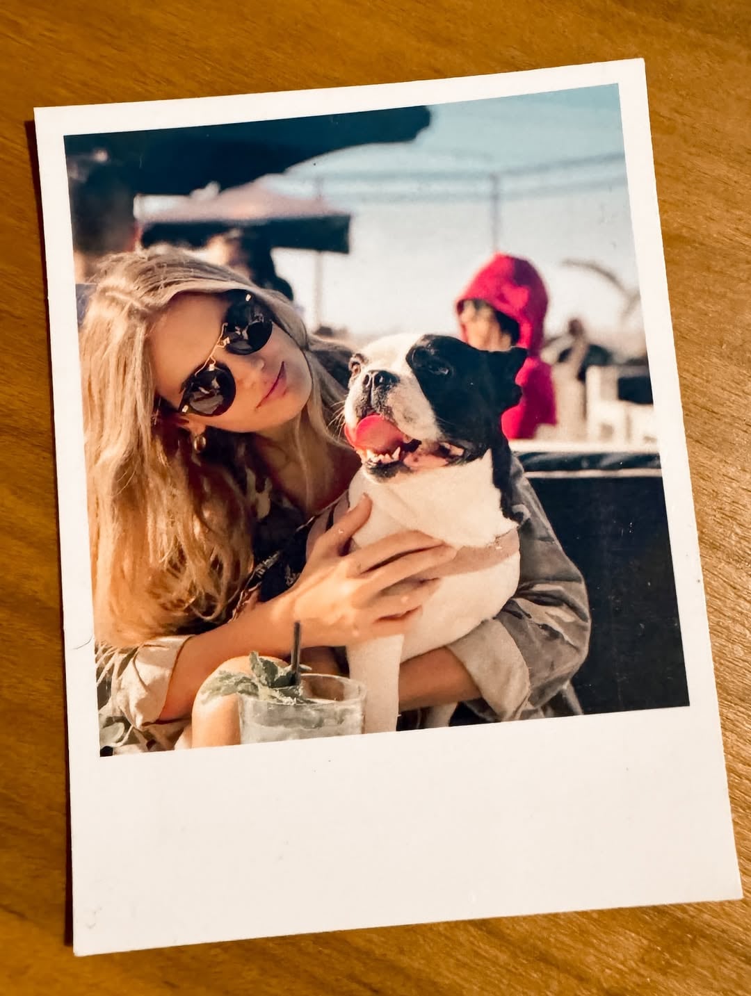 Eva Bargiela junto a su perrita, Frida.