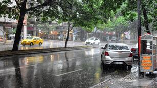 La lluvia en Córdoba no frenó las ganas de comer un asado y un intrépido cocinero se hizo viral.