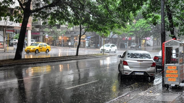 La lluvia en Córdoba no frenó las ganas de comer un asado y un intrépido cocinero se hizo viral.