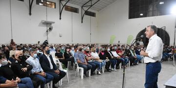 "Nos gusta dar respuesta", dijo el intendente Luis Castellano ante los vecinalistas