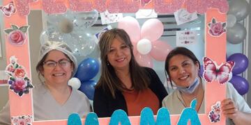 Betty Zamora, en el centro, celebrando el Día de la Madre en el Hospital Rawson.