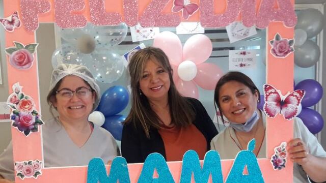 Betty Zamora, en el centro, celebrando el Día de la Madre en el Hospital Rawson.