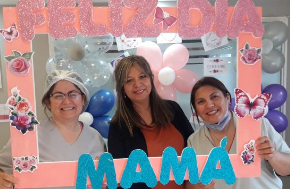 Quién es la enfermera que con música y humor alegra a sus pacientes