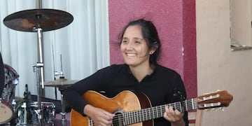 Le robaron la guitarra a una joven artista de Rawson y los vecinos organizaron un recital solidario para ayudarla a comprarse una nueva.