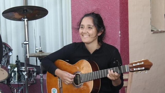Le robaron la guitarra a una joven artista de Rawson y los vecinos organizaron un recital solidario para ayudarla a comprarse una nueva.