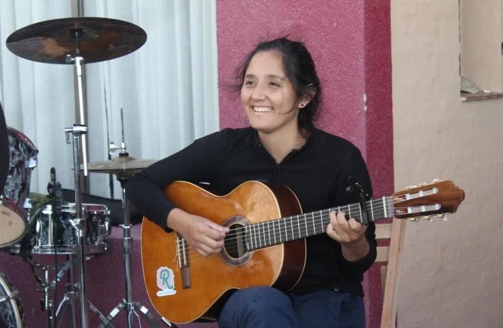 Le robaron la guitarra a una artista de Rawson y los vecinos organizaron un recital solidario para ayudarla a seguir con su música